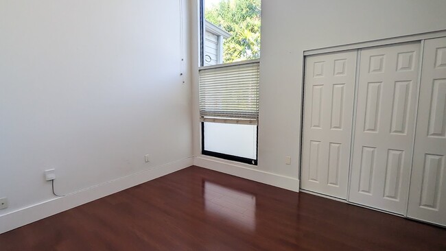 Building Photo - Spacious & Stylish Coconut Grove Townhouse!