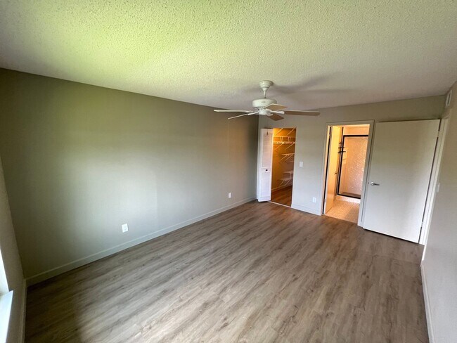 Building Photo - Beautifully Updated 2 Bedroom, 2 Bath Top ...