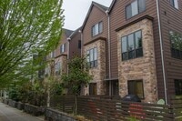 Building Photo - 2Bd/1.5Ba Seattle Townhouse