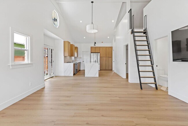 Building Photo - incredible home 3 bedroom, loft