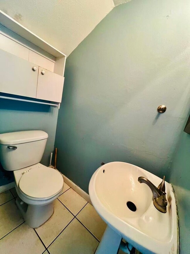 Building Photo - Nice 2bed and 1.5 bath townhouse near USF