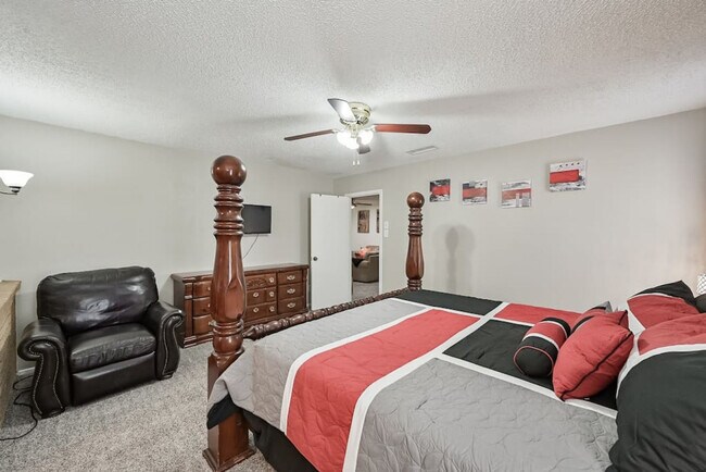 Building Photo - 1712 Meadowlane Terrace