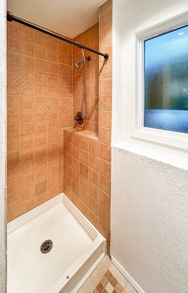 Building Photo - 2Bd/1.75Ba Redmond Condo