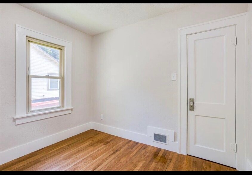 Building Photo - 1422 S Laura Ave