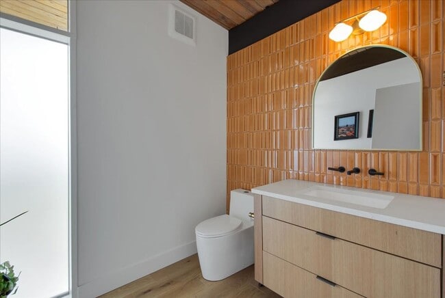 Building Photo - 4Bd/3.25Ba Shoreline House
