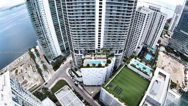 Building Photo - 1300 Brickell Bay Dr