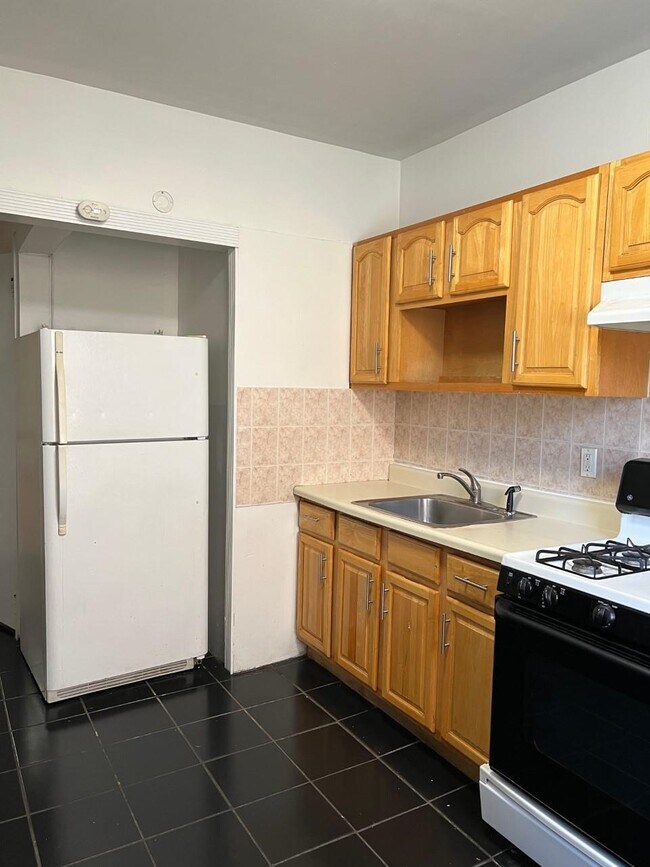 Building Photo - 381 Baldwin Ave