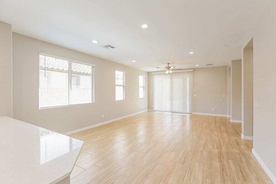 Building Photo - 1219 E Glass Ln