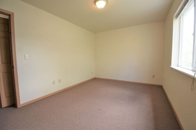 Building Photo - Centrally Located 3b 1.5ba Townhouse with attached Garage and Patio!