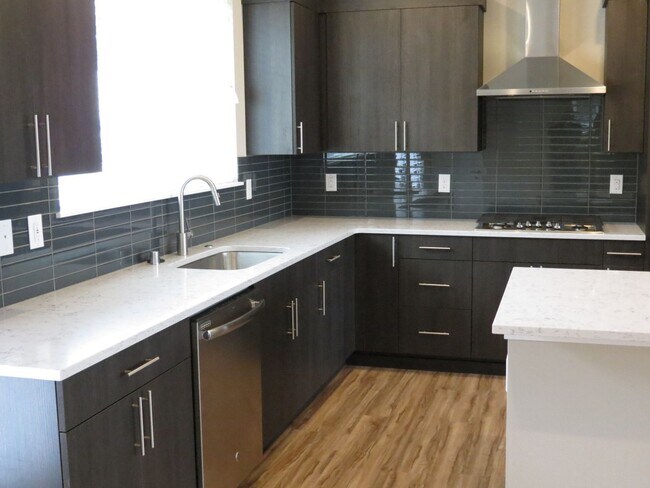 Building Photo - 4Bed/3.5Bath Newer Construction Home in Seattle Otani Gardens Development!