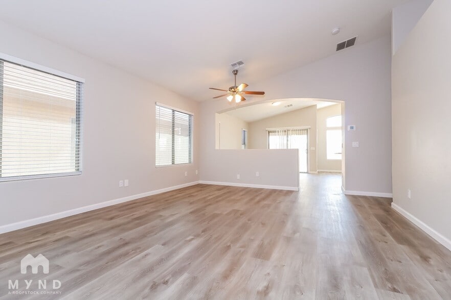 Building Photo - 25846 W Kendall St
