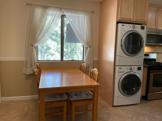 Building Photo - 2 bedroom condo with carport, pool and hot tub access
