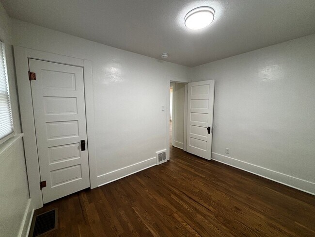 Building Photo - 1117 W 31st St