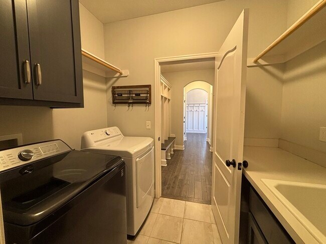 Building Photo - Modern 4BR 3.5 BA w/ Covered Lanai + Community Pool + Dedicated Office in Olathe