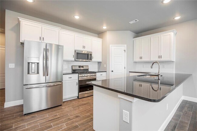 Building Photo - 2010 Periwinkle Pl