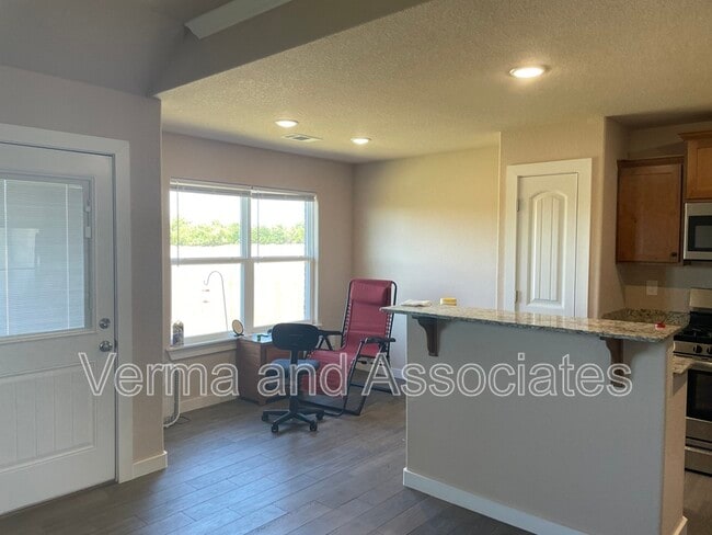 Building Photo - 463 Barbet Dr