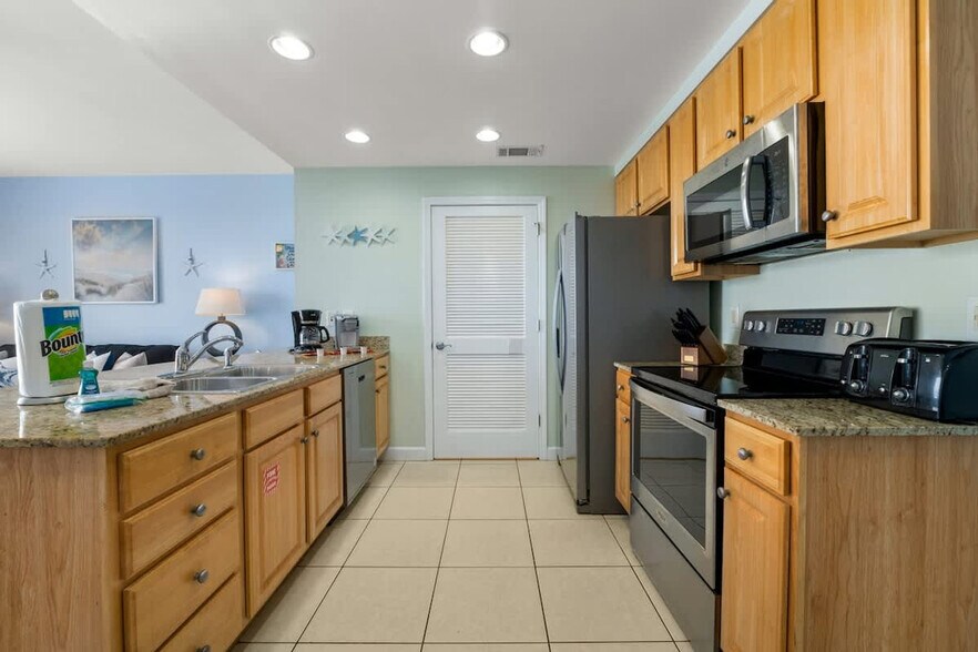 Building Photo - 17729 Front Beach Rd