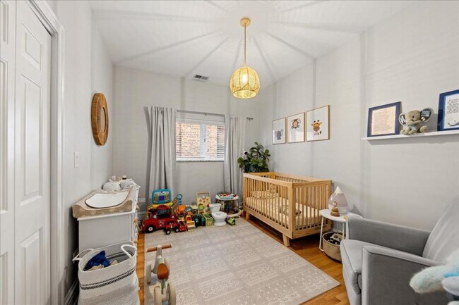 Building Photo - 3 bedroom in Chicago IL 60613