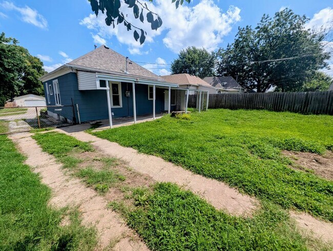 Building Photo - Remodeled 2-Bedroom, 1 Bath Home with Spacious Living Areas & Off-Street Parking