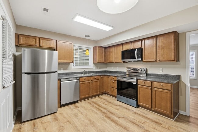 Building Photo - Knoxville 37912 - 2 bedroom 1.5 bath condo - call Jean Chung 865-386-1022