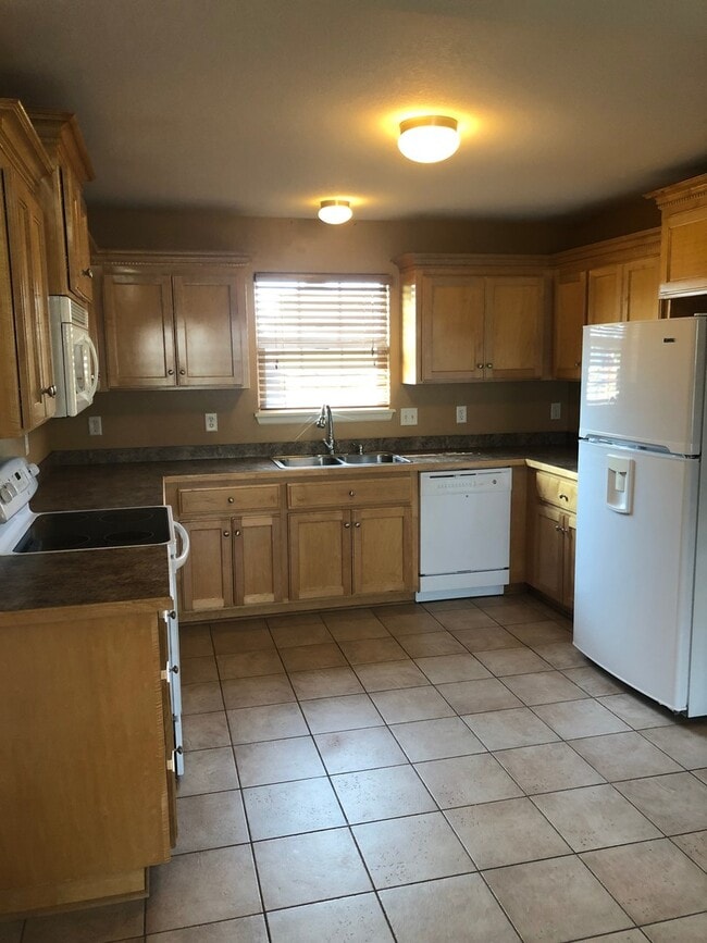 Building Photo - SPACIOUS SINGLE FAMILY IN GREAT LOCATION