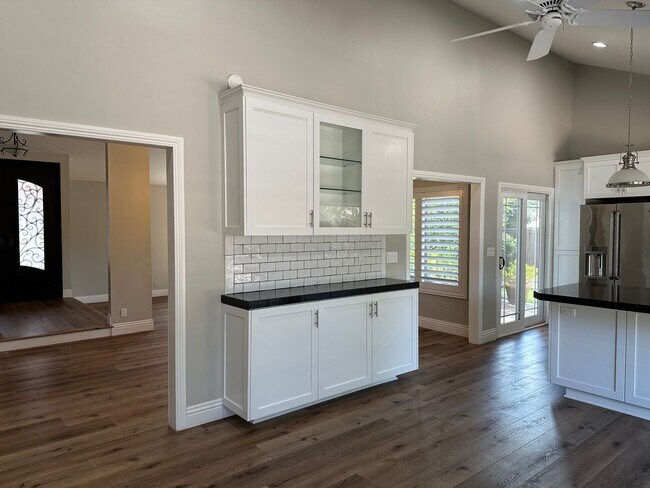 Building Photo - Stunning 4+2 Pool Home Home In Westlake Hi...