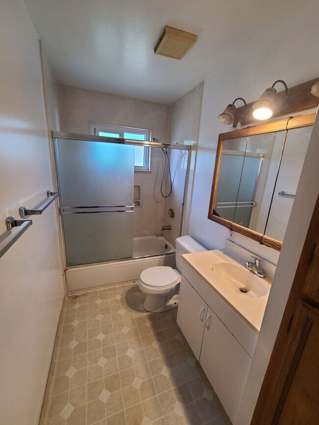 Building Photo - Your New San Leandro Home Awaits: 3-Bed, 1...