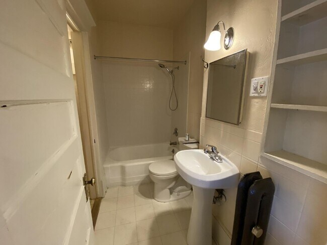 Building Photo - Rear entry private Second floor 1 Bed 1 Bath Historic Preserved Douglas Apartments in Desirable L...