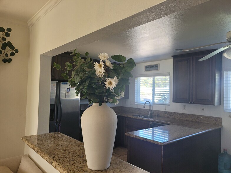 Building Photo - 639 Calle Tulipan