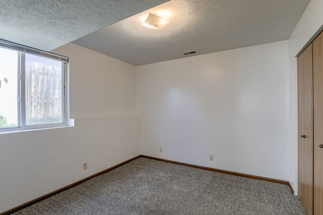 Building Photo - Spacious Duplex Close to Schools, UNL, Haymarket, and I-80 TOTALLY REMODELED