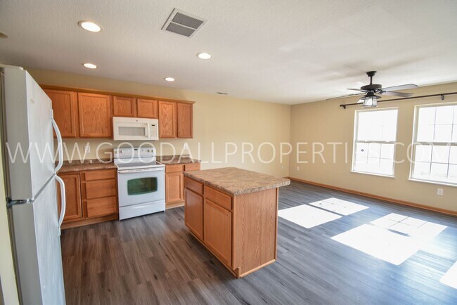 Building Photo - 2 Bedroom 2 Bath Updated Townhome in Ankeny with attached two car garage