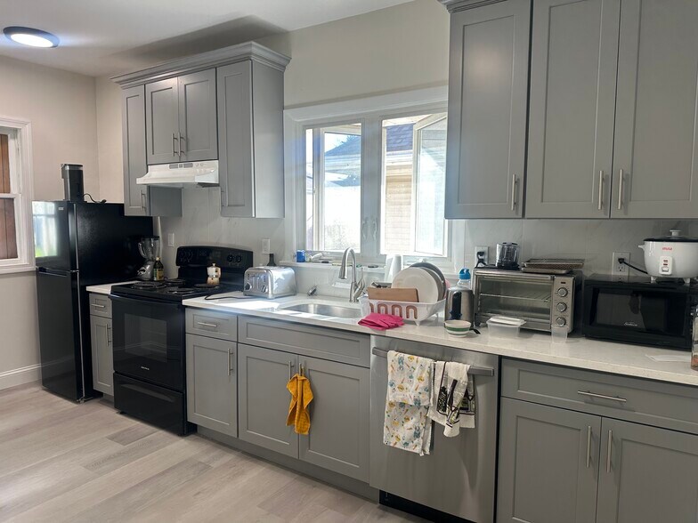 Primary Photo - 100 W Adams St