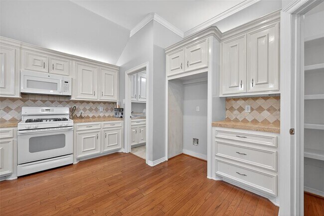 Building Photo - 3702 Sunset Cir