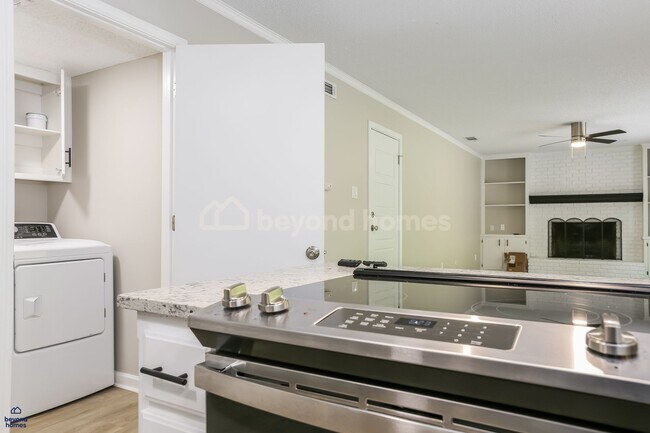 Building Photo - Recently renovated and highly desirable 4 bedroom / 2.5 bath home with 2,028 sq ft of space!