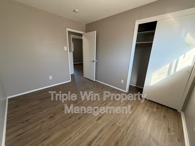 Building Photo - 1665 Queens Dr