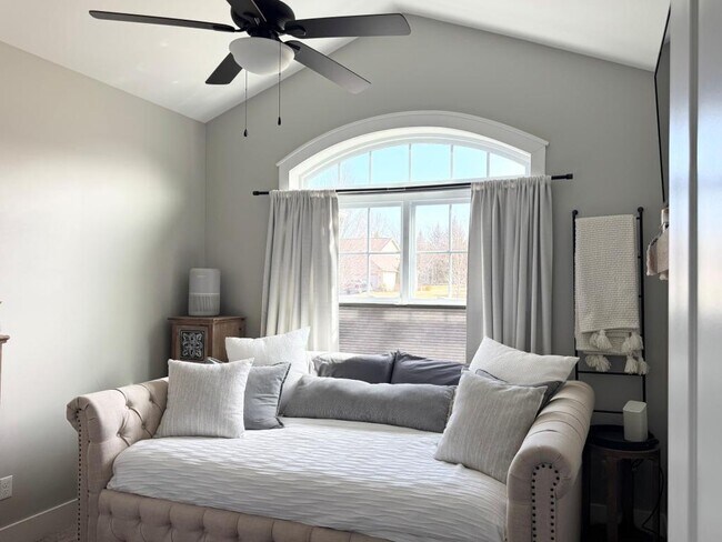 Building Photo - 1285 Sweet Grass Trail N