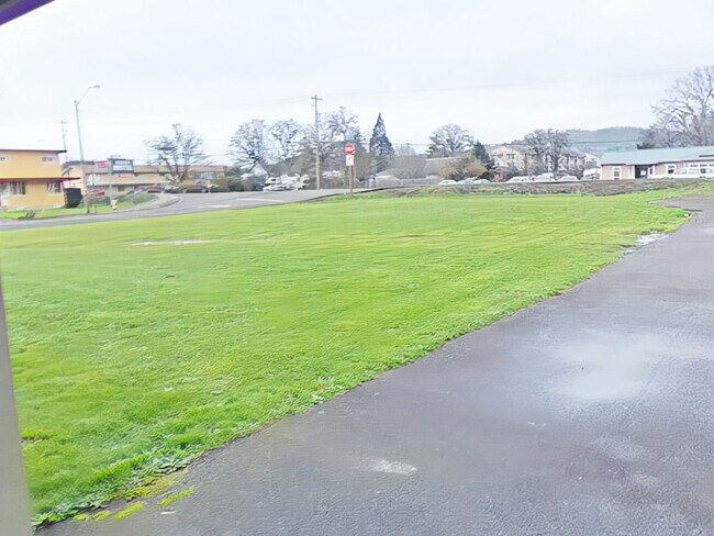 Building Photo - 2 Bedroom Apartment ~ Philomath ~ Small Pet Friendly