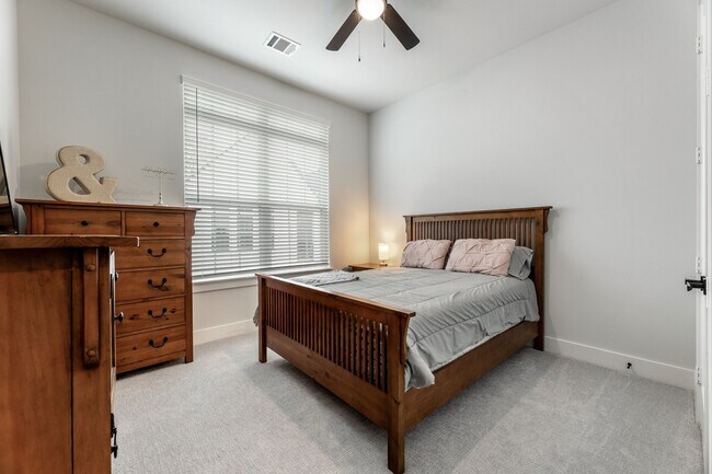 Building Photo - 5725 White Magnolia St.