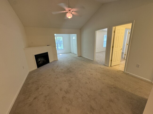 Building Photo - Move In READY! 2 bed 2 Bath with Garage! C...