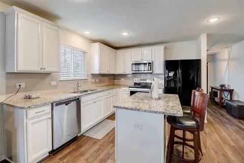 Building Photo - 1325 Vernon Dr