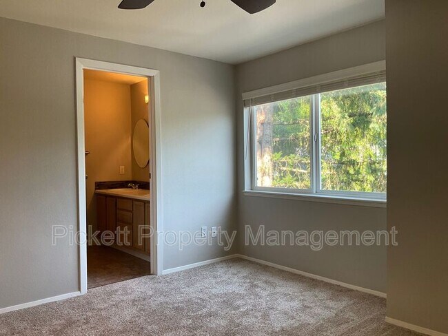 Building Photo - 1307 NW Slate Ln