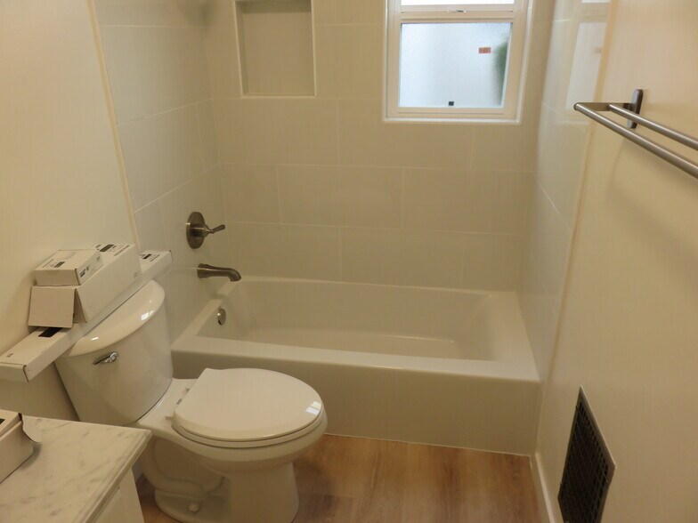 Building Photo - 828 W Glenoaks Blvd