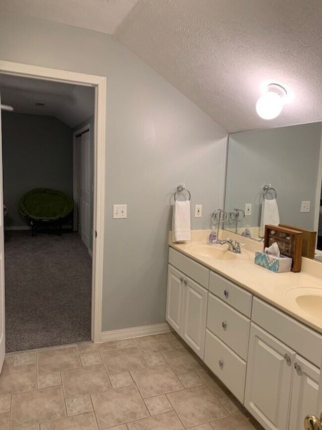 Building Photo - Furnished 4 Bedroom 3 Bath House in Kimberling City, MO with 2 car garage-Seasonal Lake View