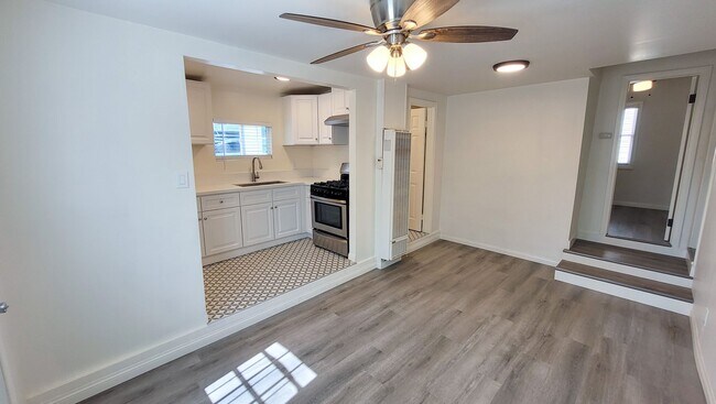 Building Photo - Vacancy at Whittier Duplex!