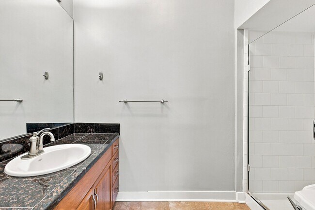 Building Photo - Charming 2-bedroom, 1-bath condo located in the heart of Denver