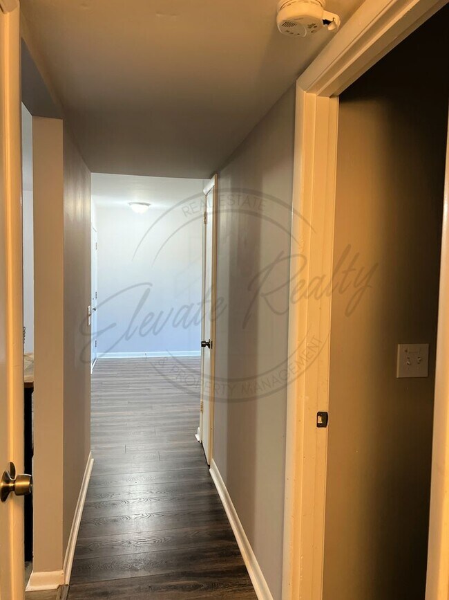 Building Photo - Bright and Airy Second-Floor Apartment with Upgrades and Pet Friendly!