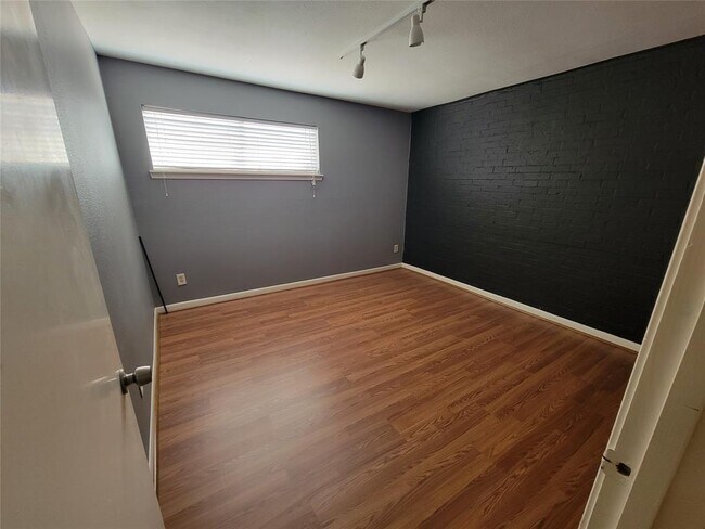 Building Photo - 2711 Briarhurst Dr