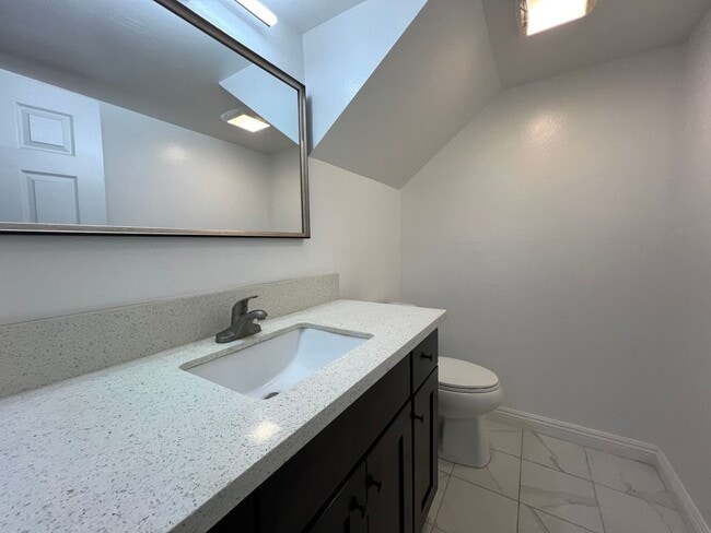 Building Photo - Large 3 bedroom townhome available in Buena Park