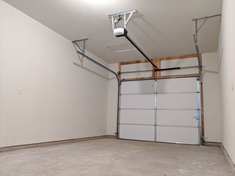 Building Photo - 604 Commercial Dr