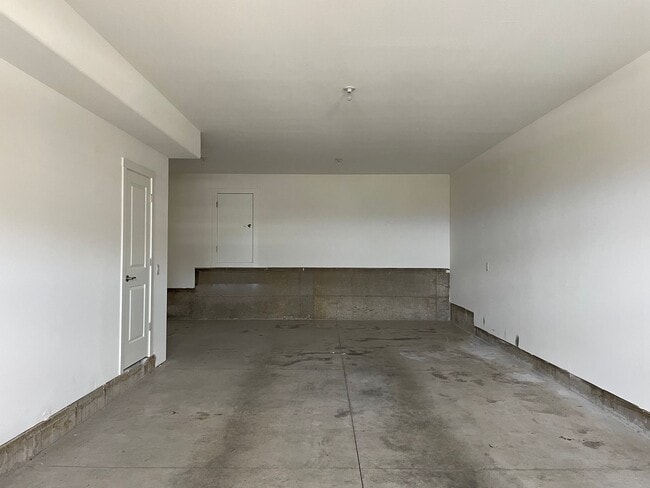 Building Photo - LUXURY 4 Bed Camas Townhome! Gated Communi...